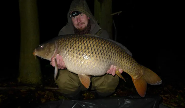 Měsíc říjen na řece