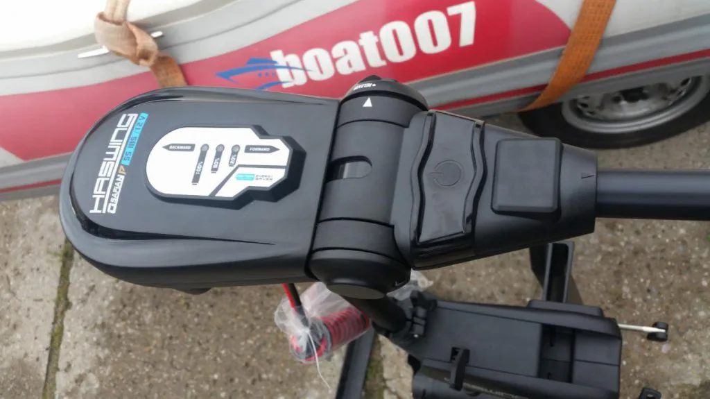 Haswing&#x20;Elektromotor&#x20;65lb&#x20;s&#x20;maximilizerem&#x20;a&#x20;sklopnou&#x20;rukojet&#x00ED;&#x20;12V