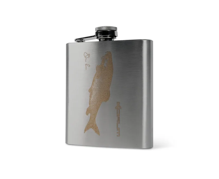 Korum&#x20;Placatka&#x20;Classic&#x20;Hip&#x20;Flask&#x20;Barbel&#x20;&#x28;parma&#x29;